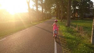 Bambini in bici in strada: meglio davanti o dietro agli adulti