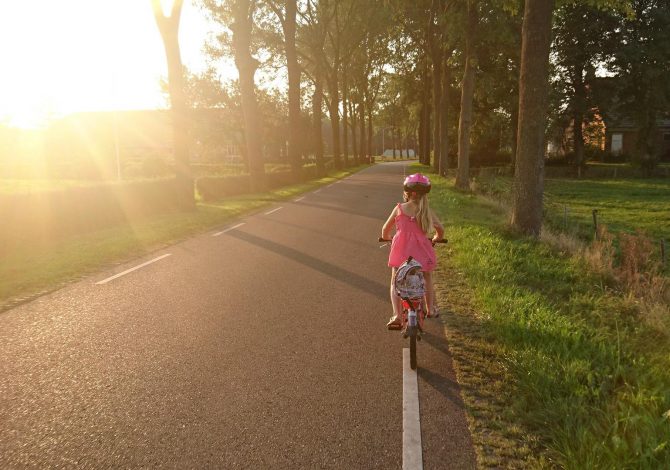 Bambini in bici in strada: meglio davanti o dietro agli adulti