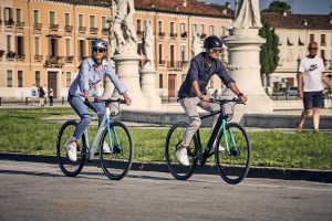 Non comprare un'auto elettrica. Ti serve una e-bike