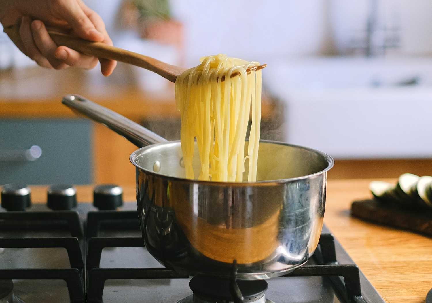 Mangiare la pasta scotta? Ci sono altri metodi per risparmiare soldi e risorse