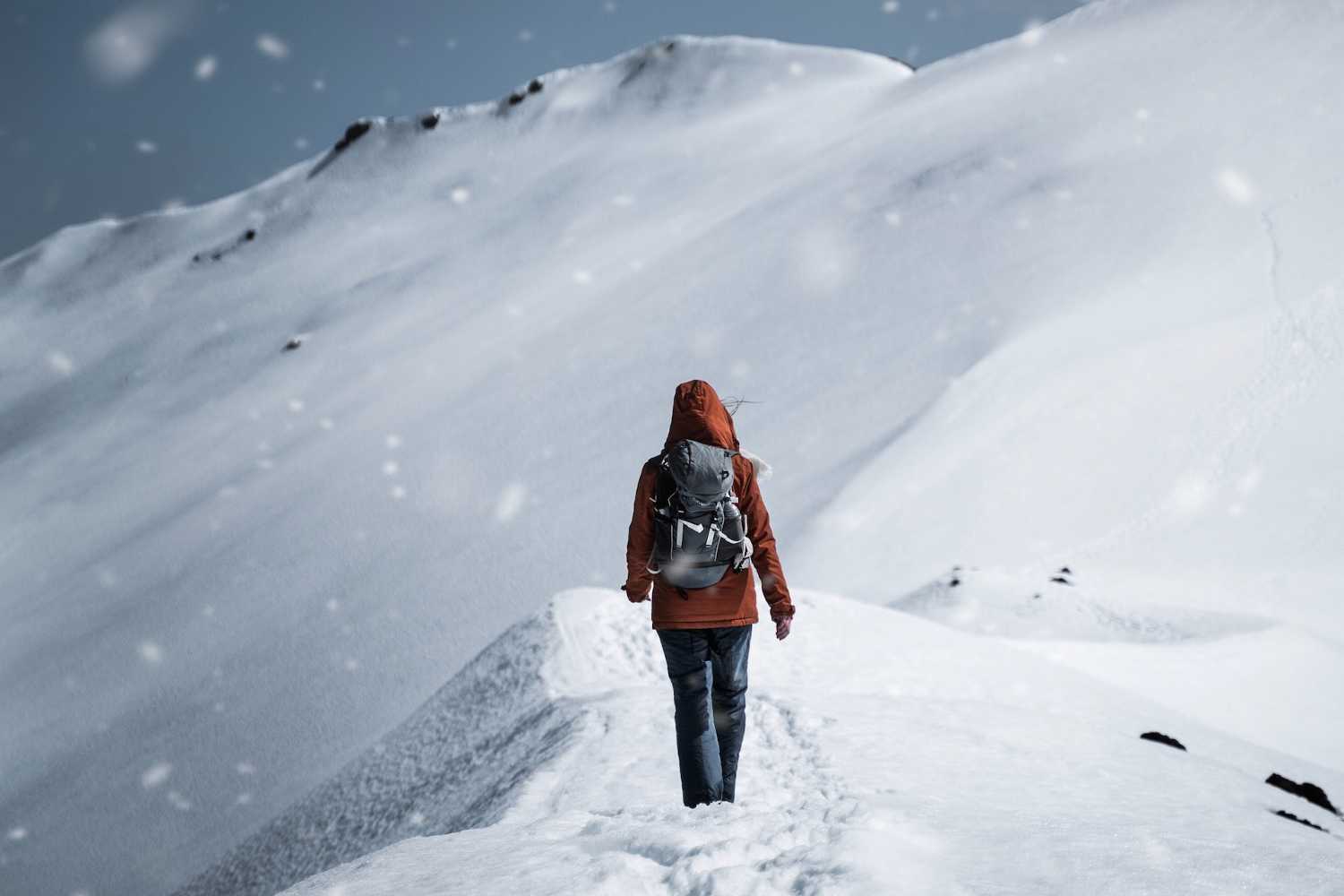 Primo Piano Di Scarponi Da Montagna Con Ramponi E Ghette Di Neve