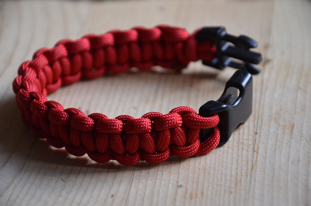 Perché non dovresti mai uscire di casa senza questo braccialetto Paracord