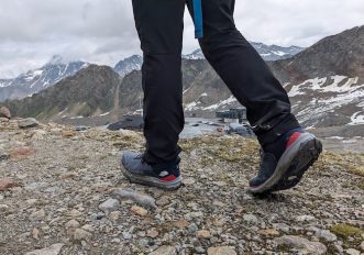 Come allacciare correttamente gli scarponi da escursionismo (ed evitare dolori)