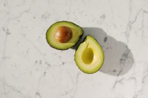Perché mangiare avocado fa bene a te ma non all'ambiente