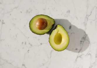 Perché mangiare avocado fa bene a te ma non all'ambiente