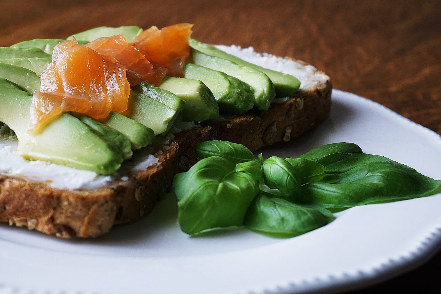 Perché mangiare avocado fa bene a te ma non all'ambiente