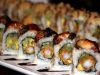 dragon-roll-un-rotolo-di-sushi-preparato-con-anguilla-cetriolo-e-avocado-un-po-pi-complesso-di-altri-rotoli-di-sushi-ma-anche-ricco-di-calorie-e-grassi-un-singolo-dragon-roll-pu-contenere-fino-a-500-calorie-e-20-grammi-di-grassi-foto-wikimedia-commons