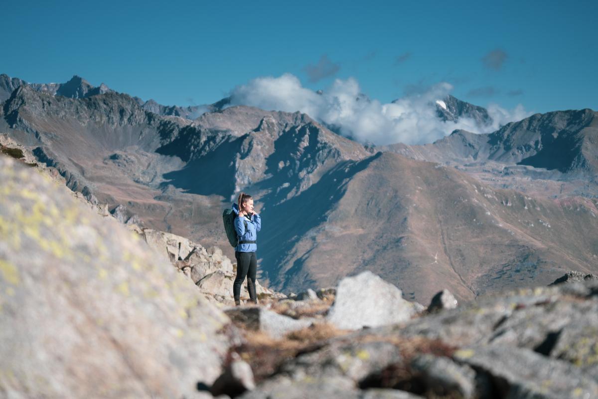 Come vestirsi a cipolla durante le escursioni in montagna