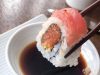 spicy-tuna-roll-il-rotolo-di-tonno-piccante-un-sushi-molto-popolare-preparato-con-tonno-crudo-maionese-e-salsa-piccante-sebbene-sia-delizioso-anche-ricco-di-calorie-e-grassi-un-singolo-rotolo-di-tonno-piccante-arriva-a-contenere-fino-a-290-calorie-e-11-grammi-di-grassi-foto-wikimedia-commons