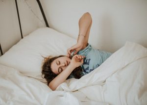 Sonno da ora legale? Ecco cosa mangiare per ritrovare il ritmo