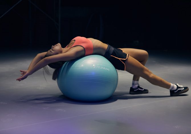 Gym Ball e flessibilità: i benefici (e gli esercizi da fare)