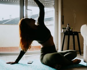 Svegliati e fai stretching al mattino: tutti i benefici dell'allungamento mattutino