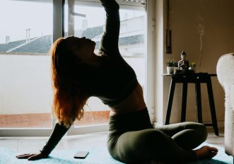 Svegliati e fai stretching al mattino: tutti i benefici dell'allungamento mattutino