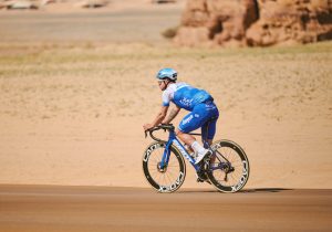 in-bici-in-arabia-saudita-nel-deserto-ad-al-ula