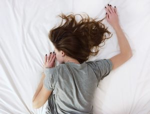 Perché fare snooze con la sveglia ti rovina la giornata (e fa male al cervello)