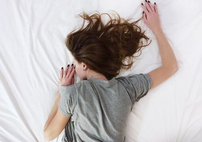 Perché fare snooze con la sveglia ti rovina la giornata (e fa male al cervello)