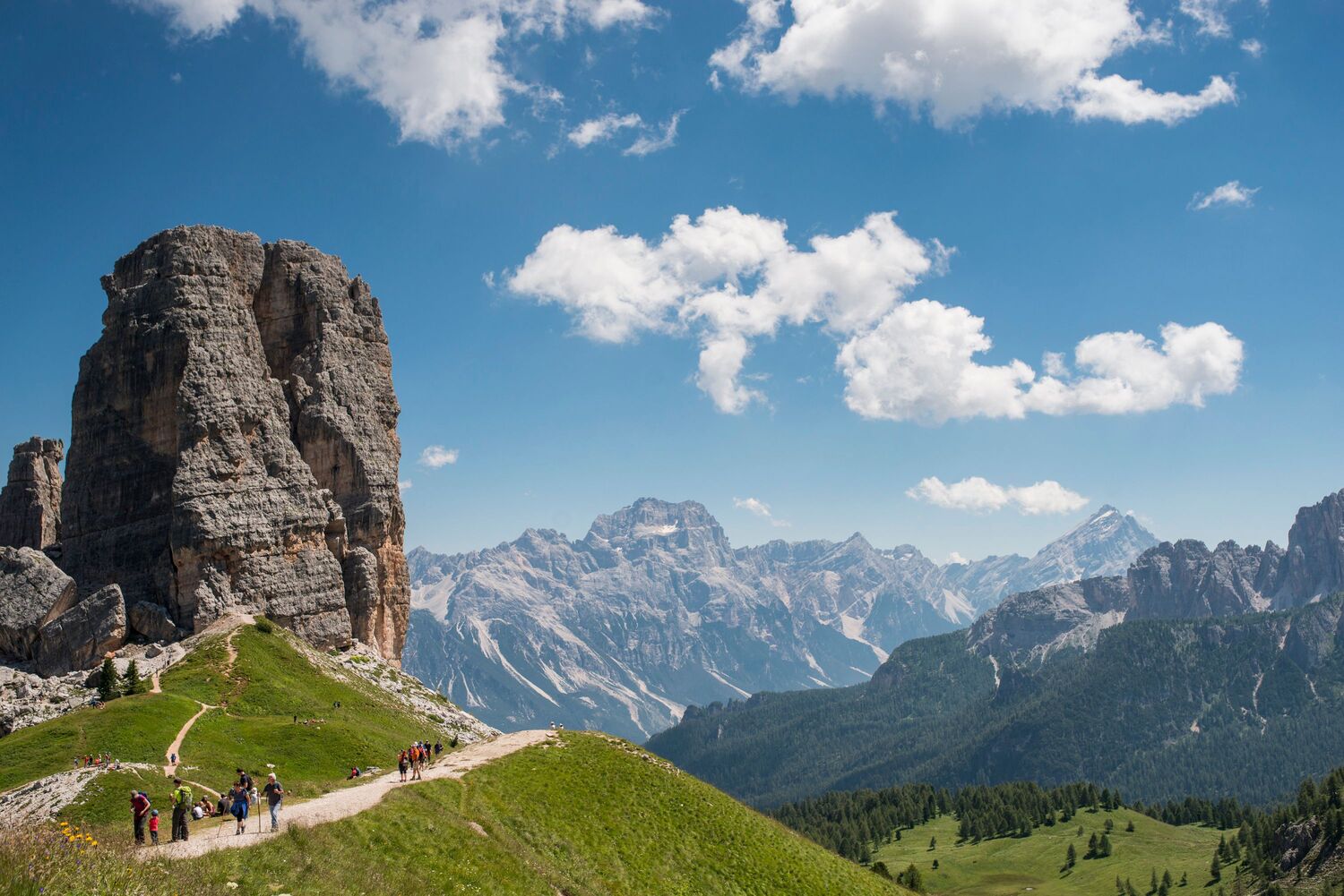 A Cortina l'estate è già iniziata, tra escursioni, mountain bike e relax