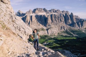 Perché usare i bastoncini nei trekking in montagna? Per questi 3 motivi