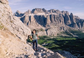 Perché usare i bastoncini nei trekking in montagna? Per questi 3 motivi