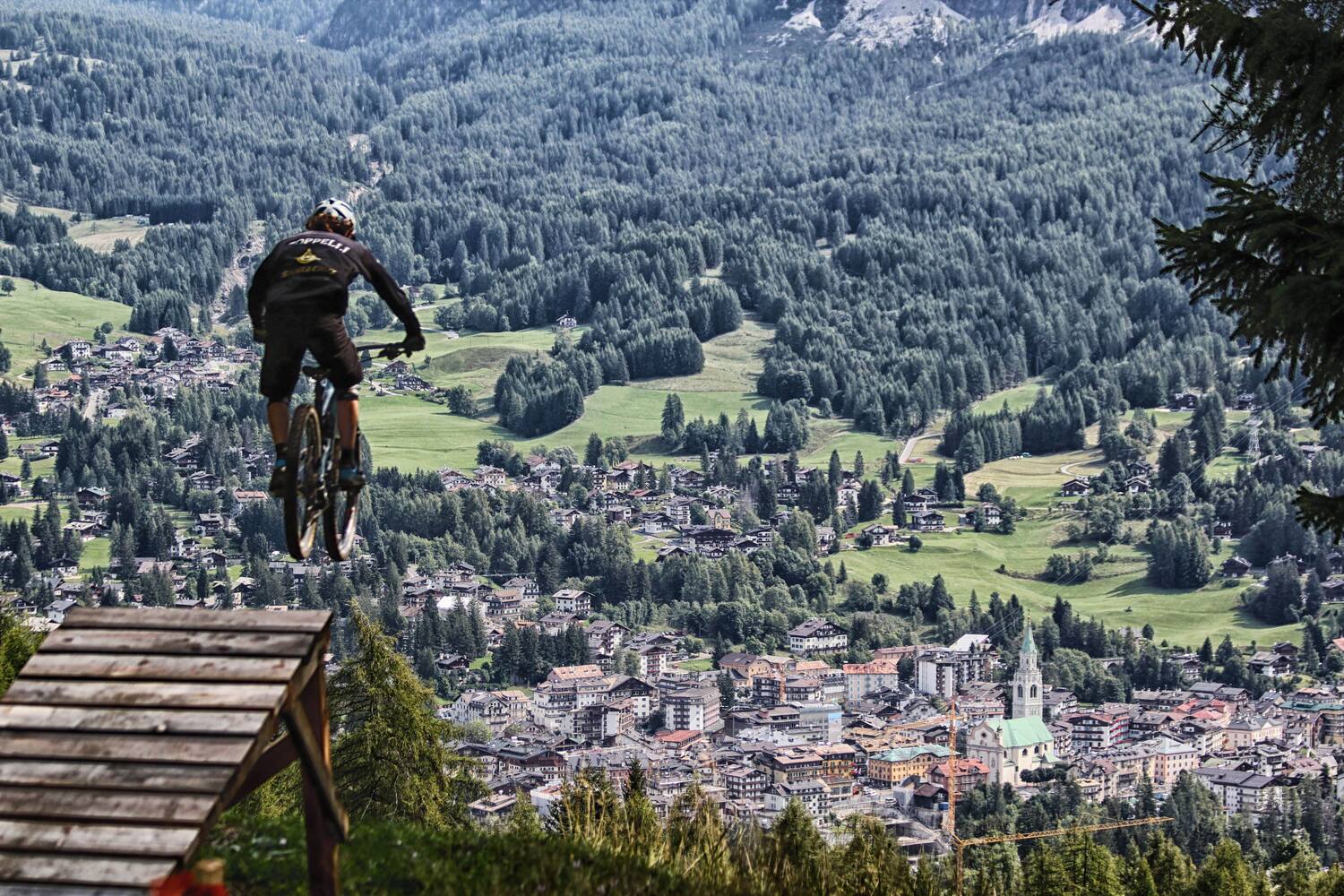 A Cortina l'estate è già iniziata, tra escursioni, mountain bike e relax
