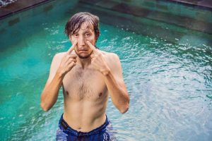 Fare il bagno con le lenti a contatto: i rischi e le precauzioni