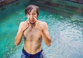 Fare il bagno con le lenti a contatto: i rischi e le precauzioni