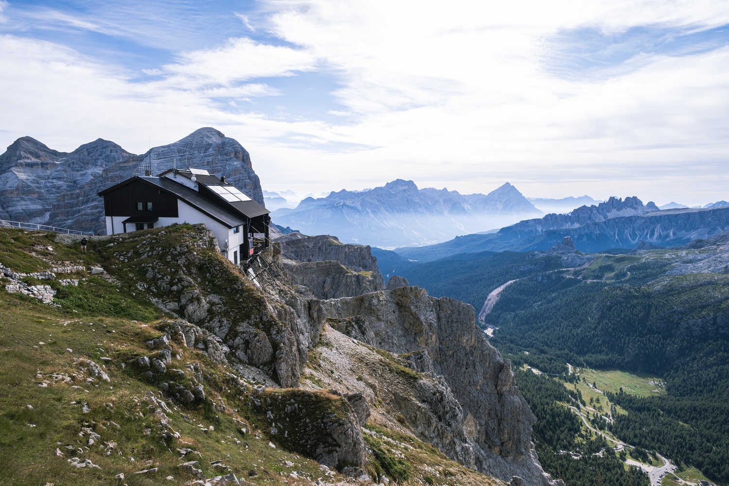 A Cortina l'estate è già iniziata, tra escursioni, mountain bike e relax