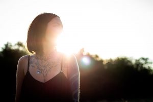 Tatuaggi al sole: i consigli della dermatologa per prendersene cura