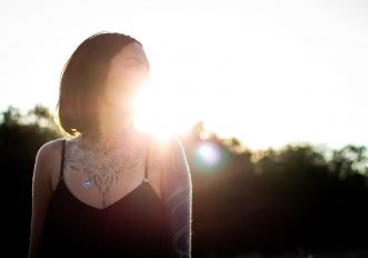 Tatuaggi al sole: i consigli della dermatologa per prendersene cura
