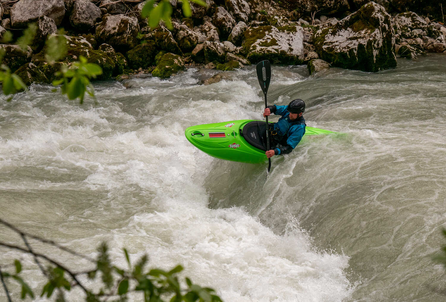 Kayak da fiume nell'acqua bianca della Valsesia