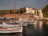 barche-ormeggiate-davanti-a-portlligat-ex-residenza-di-salvador-dali-a-cadaques-cap-de-creus-foto-oriol-clavera