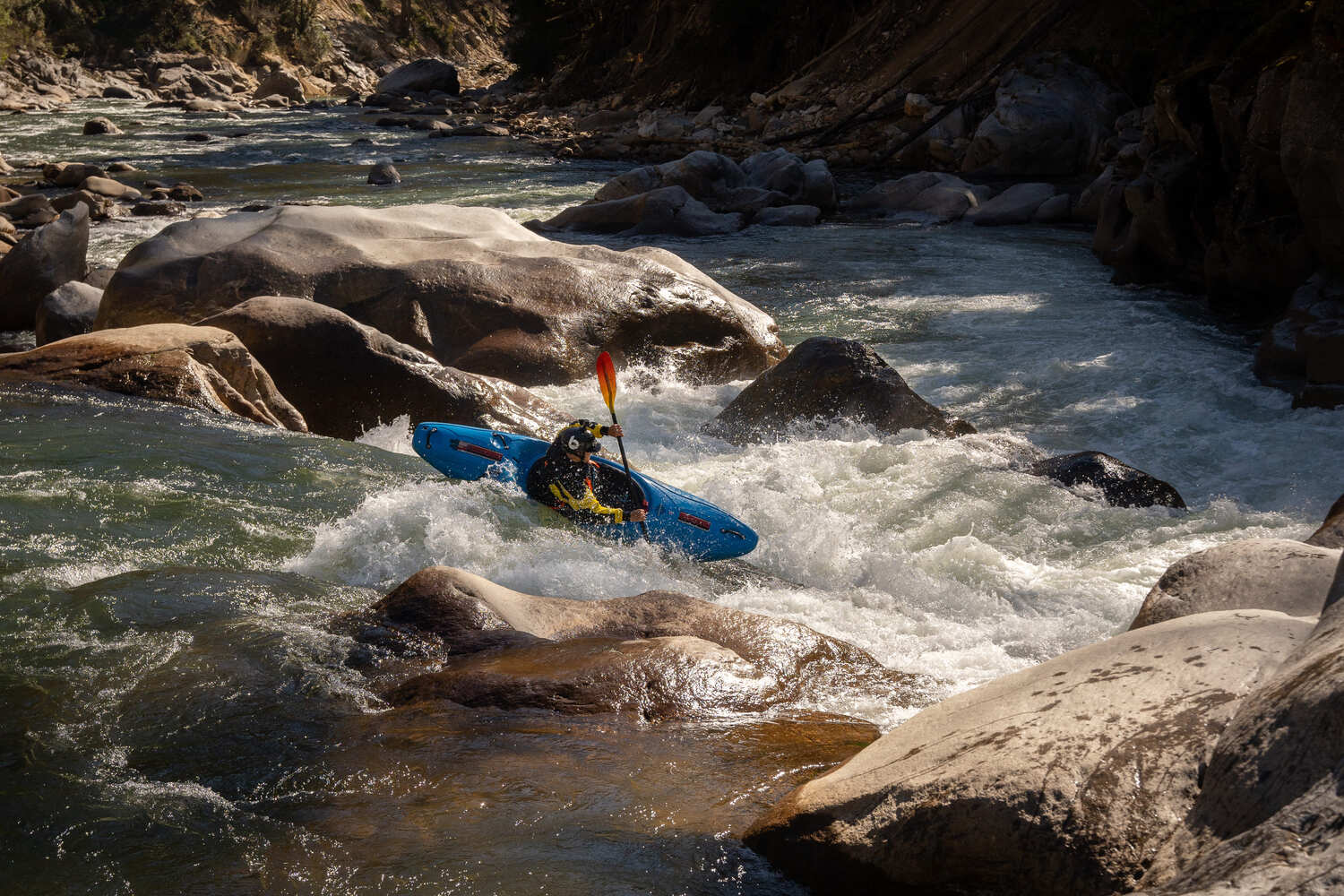 Kayak da fiume nell'acqua bianca della Valsesia