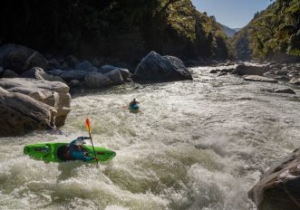 Kayak da fiume nell'acqua bianca della Valsesia