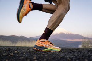 Asics Fuji Speed 2 da trail running: con la piastra in carbonio corri ancora più veloce
