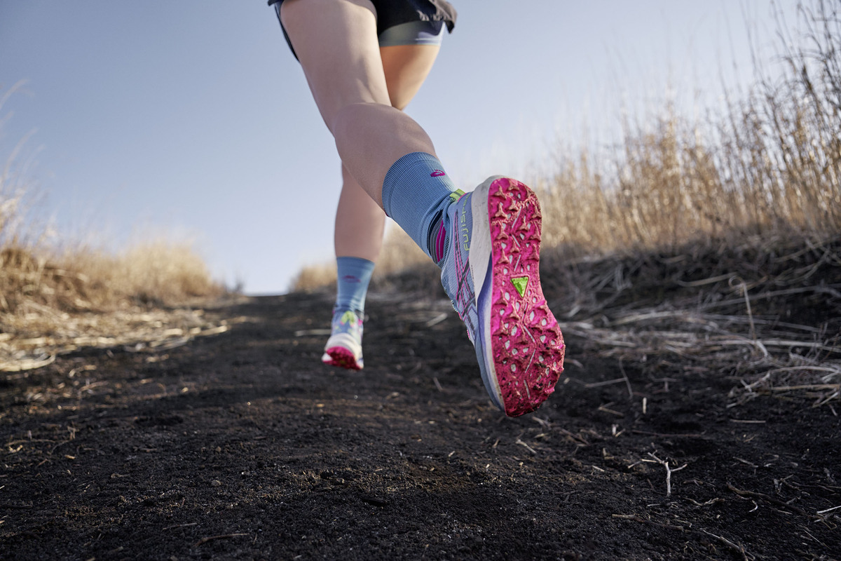 Asics Fuji Speed 2 da trail running: con la piastra in carbonio corri ancora più veloce