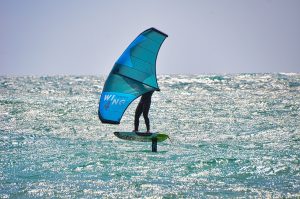Perché dovresti provare il windsurf foil quest'estate