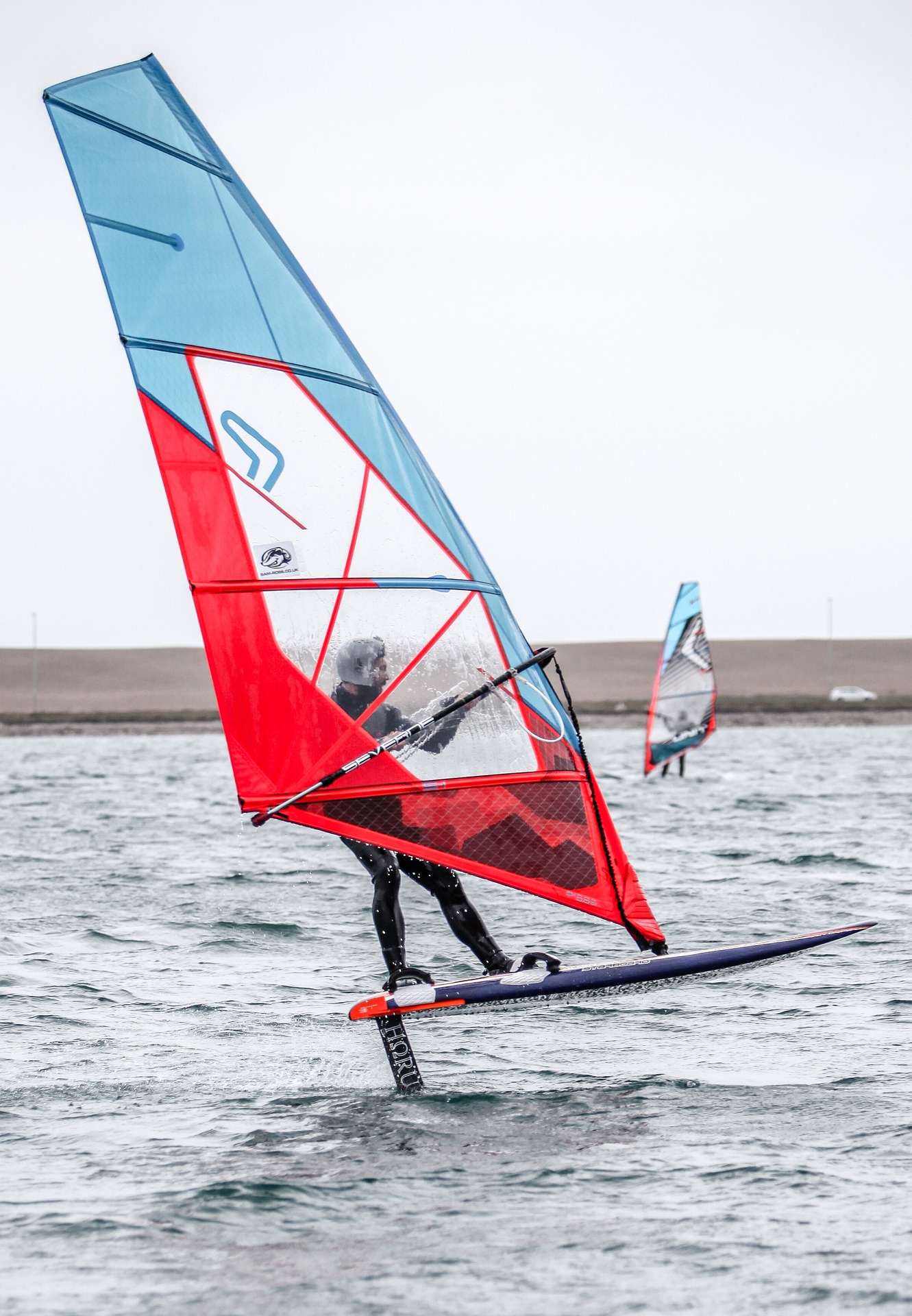 Perché dovresti provare il windsurf foil quest'estate
