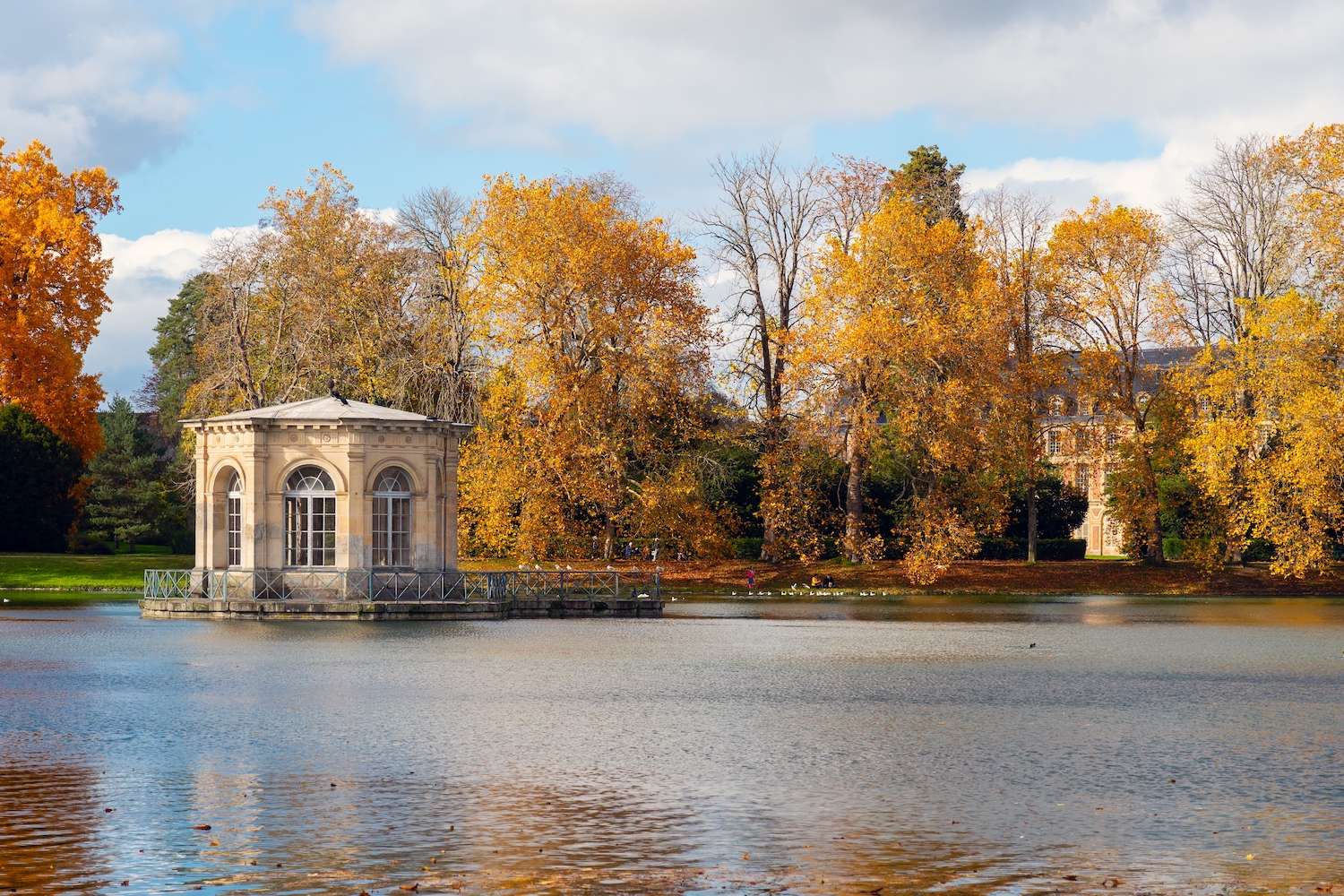 Fontainebleau,,France,-,2020,26,October:,Pavilion,In,The,Middle