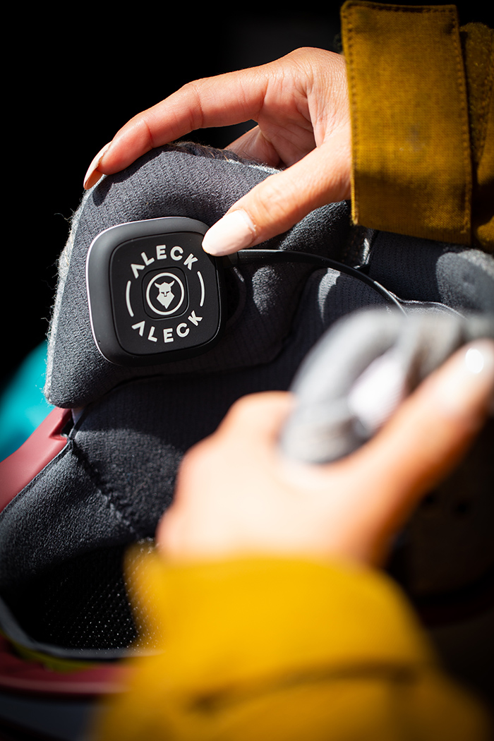 Aleck, proprietaria della tecnologia di rilevamento di cadute Tocsen, presenta un sistema audio e di comunicazione di nuova generazione per sciatori e snowboarder. Nunchucks: il prodotto ideale per ascoltare musica e comunicare, a due o in gruppo, lasciando le mani libere, con una batteria di lunga durata e senza limiti di distanza.