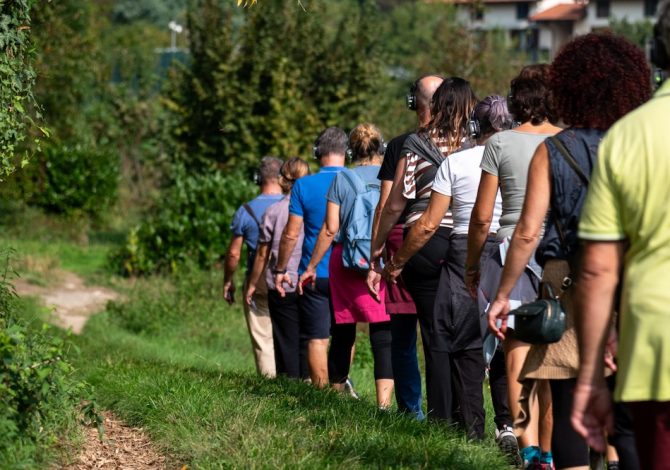 Cosa succede quando cammini: Just Walking e il cammino che rende liberi  --- (Fonte immagine: https://www.sportoutdoor24.it/app/uploads/2023/10/just-walking-mondonico-670x470.jpeg)