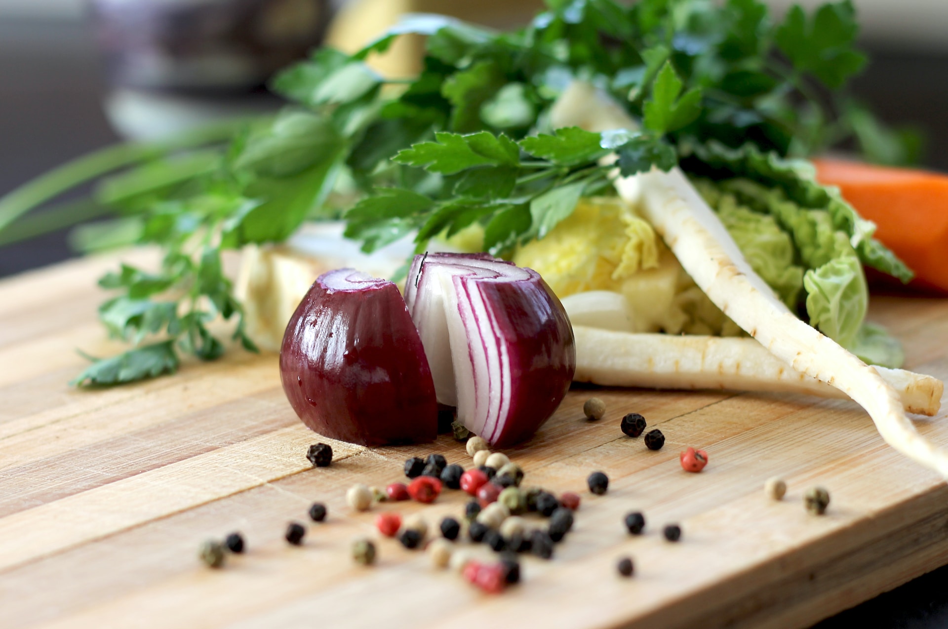 Malanni di stagione e alimentazione: i falsi miti su cosa mangiare