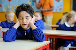 Sbadigli a scuola? Disturbi del sonno, rischio OSAS e problemi scheletrici