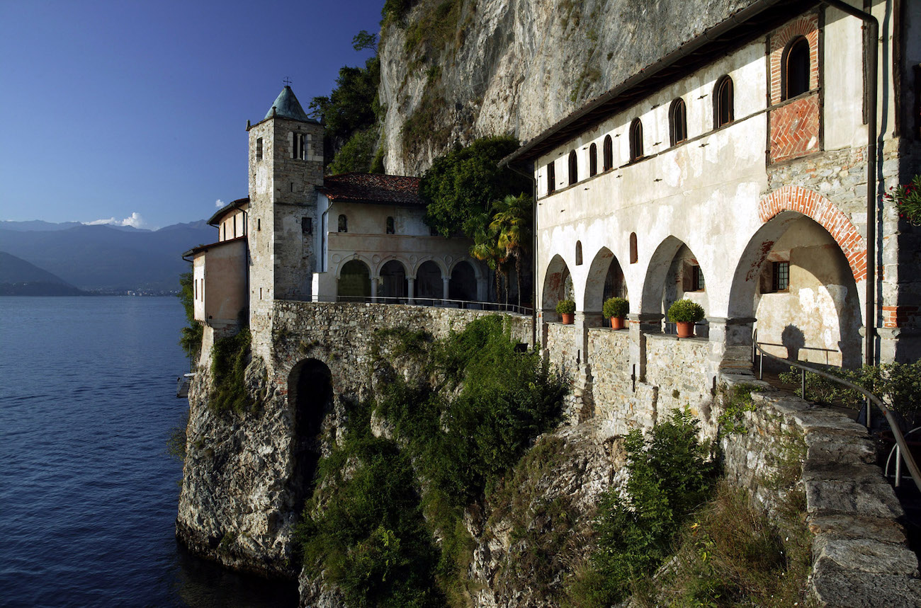 LEGGIUNO_Eremo di S_Caterina del Sasso Ballaro