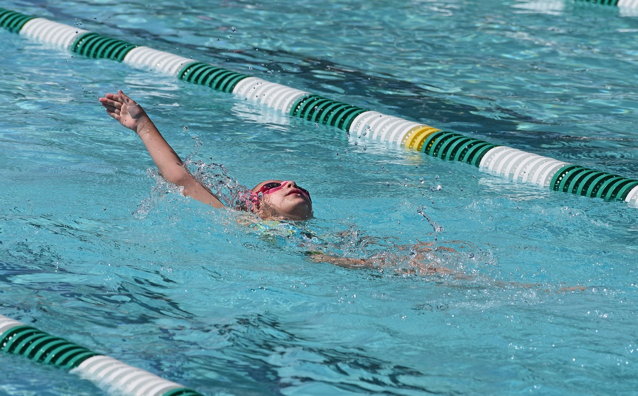 Bambini in piscina in inverno: perché continuare a portarli a nuotare