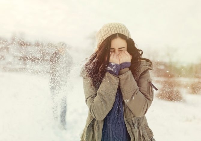 Occhi che lacrimano per il freddo: cosa fare?