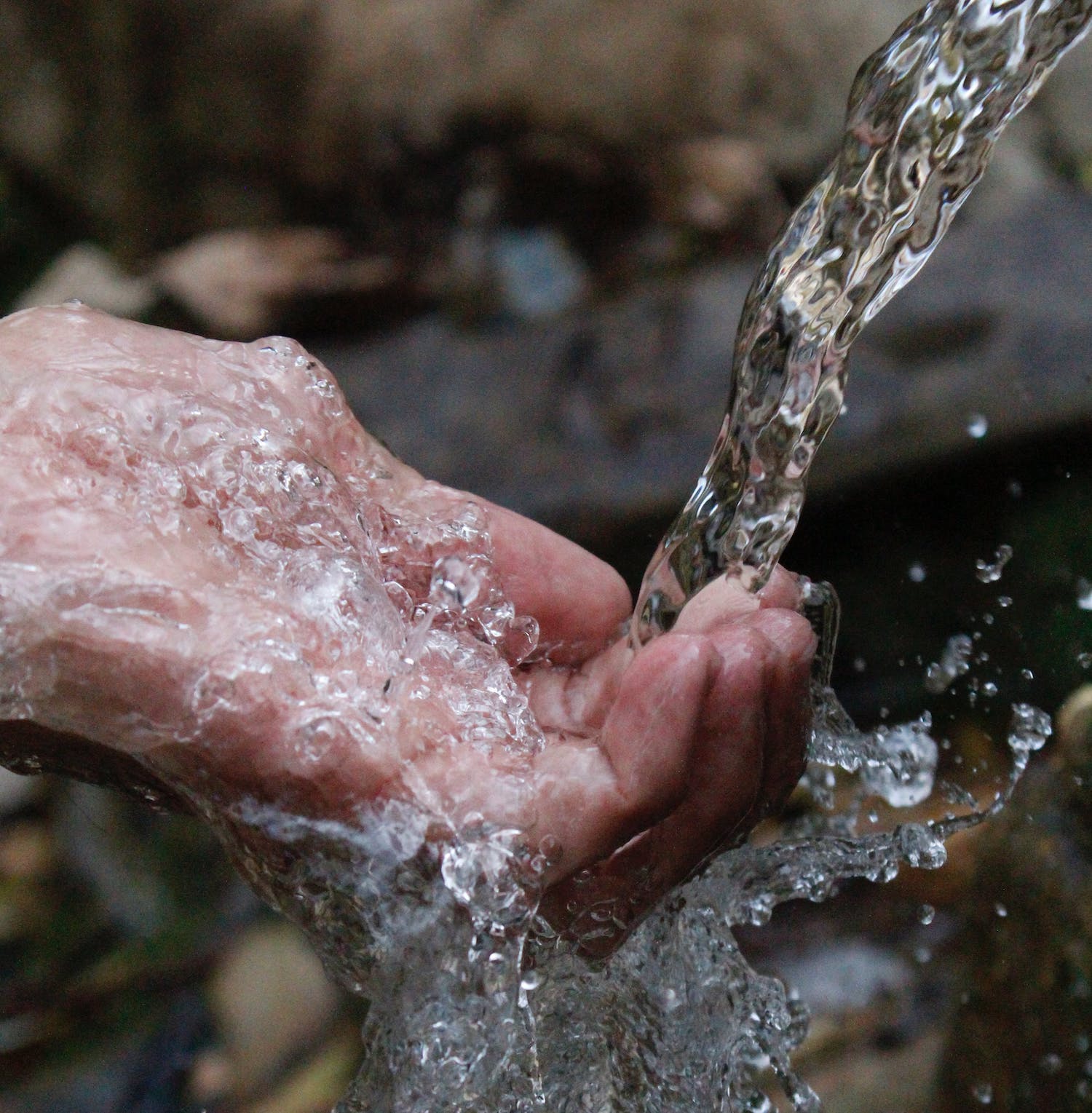 bere-acqua-vantaggi