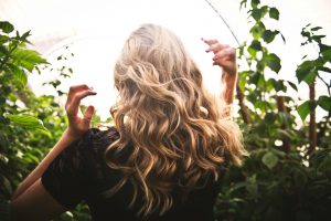 Caduta dei capelli in primavera: come limitare i danni