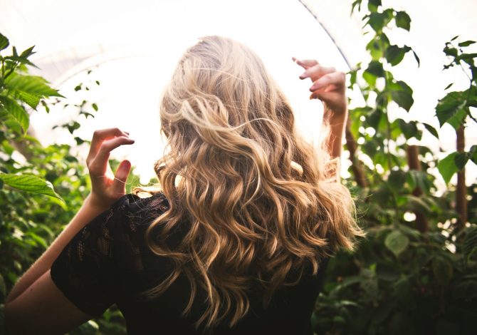 Caduta dei capelli in primavera: come limitare i danni