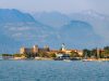 verona-e-il-lago-di-garda-non-solo-tedeschi-e-olandesi-sul-lago-di-garda-ma-anche-tanti-italiani-tra-gli-imperdibili-scorci-che-offre-la-zona-c-torri-del-benaco-sulla-sponda-veronese-con-il-castello-scaligero-diventato-museo-e-il-grazioso-porticciolo