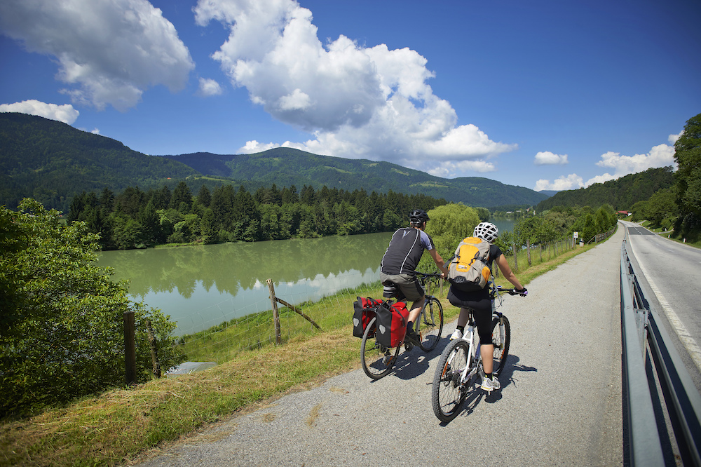 In bici lungo la ciclabile della Drava